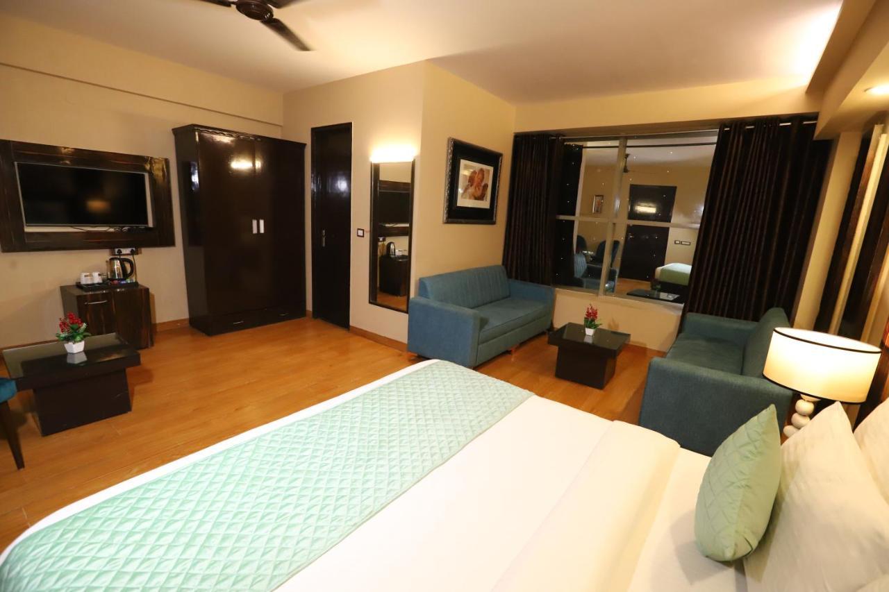 The Palm Spring A Boutique Hotel Naraina New Delhi Nova Deli Exterior foto